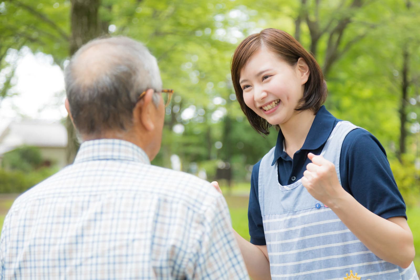 照顧者陪伴長輩在戶外活動（相片為情境示意，非 CareMap 真實個案）