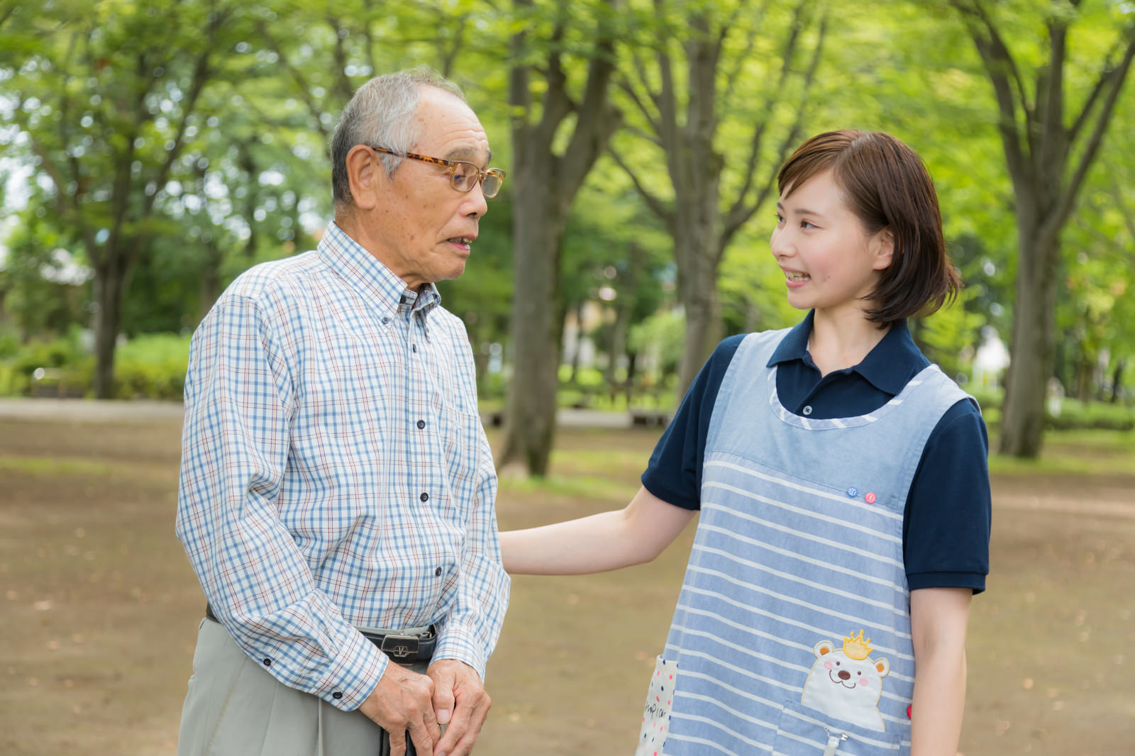 公園裡,照顧服務員與長者並肩相伴