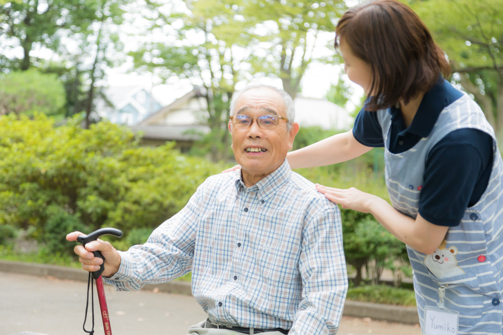公園裡,長者與照顧服務員相伴,神情溫和